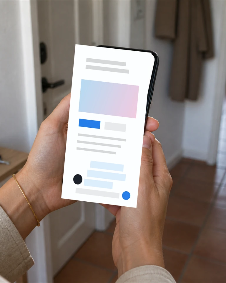 Una persona pidiendo cita desde el móvil por la mañana con una conversación abierta en la web móvil